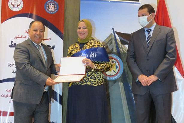 وزير  المالية يكرم الام المثالية
