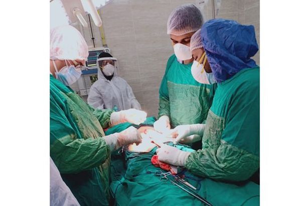 91605-إجراء-عملية-جراحية-لإصلاح-ثقب-بالأمعاء-لحالة-مصابة-بكورونا--(1)