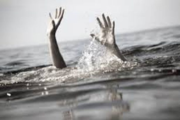 فتاة تلقي بنفسها في النيل