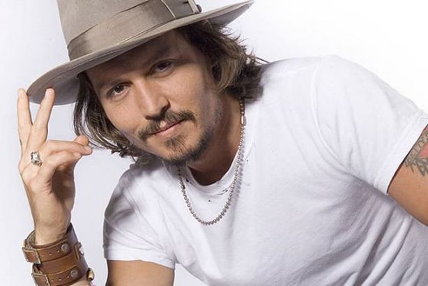 "جوني ديب" يشتري جزيرة يونانية فى بحر إيجة