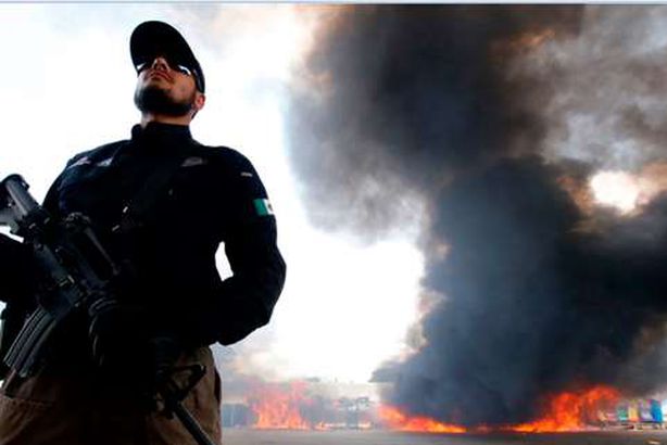 بالصور.. المكسيك تحرق أطنان من المخدرات والكحوليات