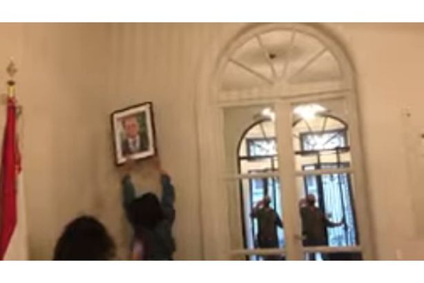 (فيديوهات) اقتحام السفارة اللبنانية وتحطيم صورة ميشيل عون
