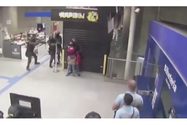 . لحظة تحرير امرأة من يد خاطفها المسلح