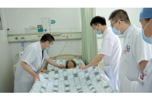 سيخ حديدي يخترق جسم امرأة من الفخذ إلى الكتف