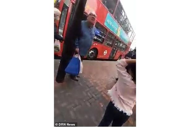 عنصري بريطاني يهاجم مسلمة ويتسبب في بكاء ابنتها