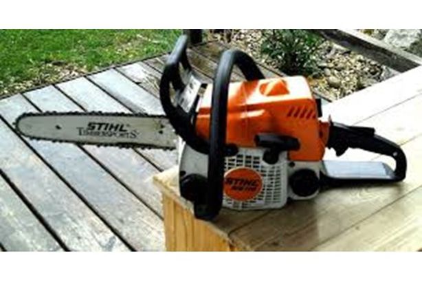 تقطع يدها بالمنشار عمدا.. لن تتخيل السبب
