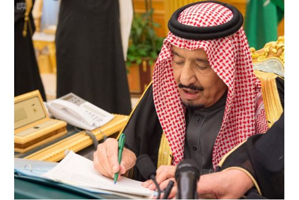 الملك-يوقع-على-الميزانية-799x589