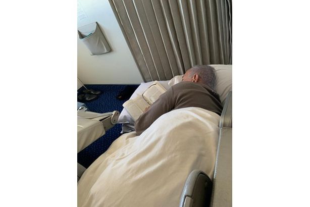 نتنياهو على أرض الطائرة