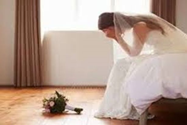 ألقت " دبلة الخطوبة" وفي يده مسدس.. لن تتخيل نهاية الزفاف
