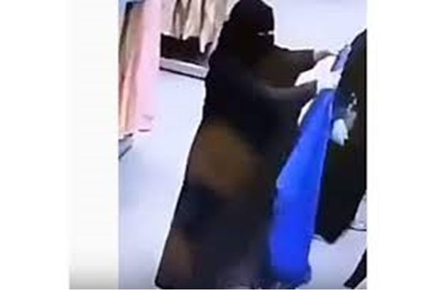 خدشت حياؤه بـ "حضن" في دولة خليجية.. ماذا حدث
