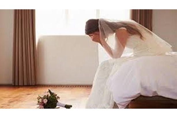 تطلب الطلاق بعد حفل الزفاف.. ماذا وجدت على هاتف زوجها
