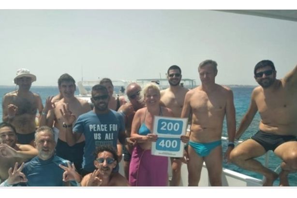 السائحة الصربية إيفانا تحتفل بالغطسة 600