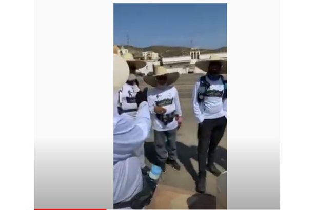 احتفالا باليوم الوطني.. سعوديون قطعوا 350 كم سيرا على الأقدام