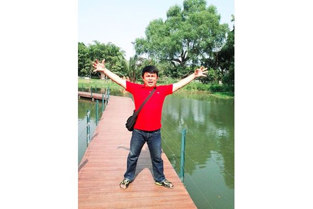 0_VIRAL_PRESS_MAN_PULLS_TAPEWORM__15_of_15_