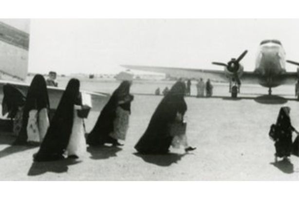 صور نادرة لسعوديات بالمطار قبل 67 عاما
