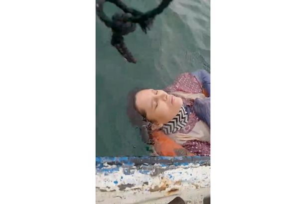 0_Newsflash-AdriftWoman-03