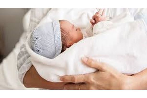 يبيعان مولودهما