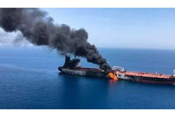 في رحلتها من الكويت.. اشتعال ناقلة نفط عملاقة
