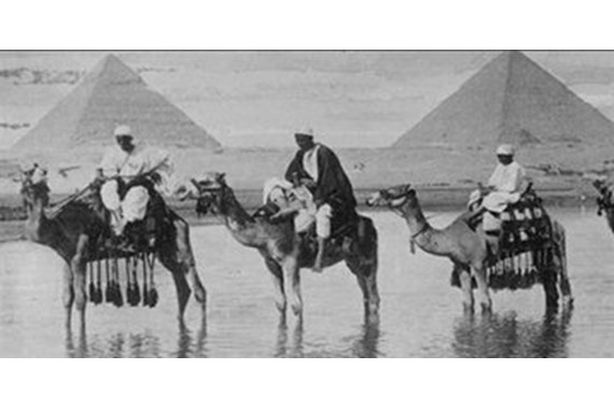 . شاهد الأهرامات قبل 100 عام في فيضان نهر النيل
