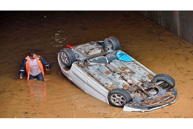 (فيديو) ثاني عاصمة عربية.. السيارات تسبح في الفيضانات
