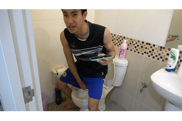 ثعبان يعض شابًا من مكان حساس أثناء وجوده بالحمام