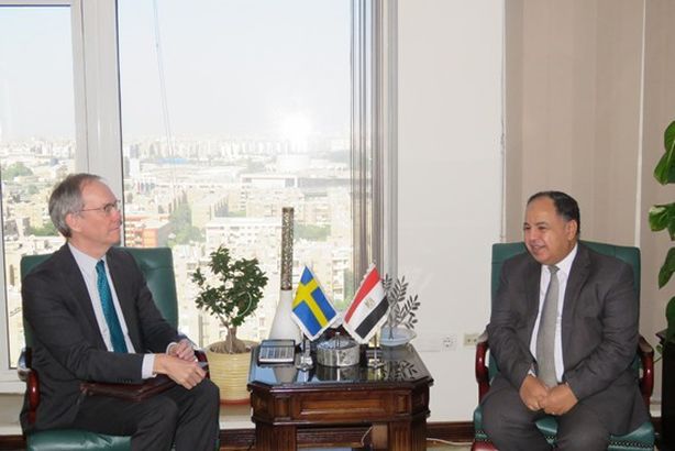 وزير المالية و السفير السويدي