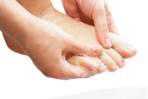 الطريقة-الأمثل-لغسل-قدم-مريض-السكري