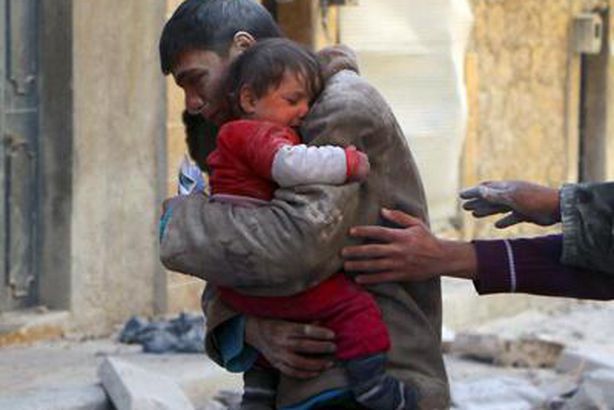 انتشال رضيعة من تحت الأنقاض في إدلب