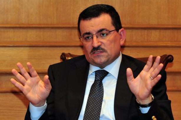 بالفيديو.. طرد أسامة هيكل من اعتصام مدينة الانتاج