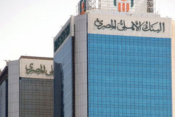 خبير: "موظفو البنك الأهلي أحسن من السيسي"  