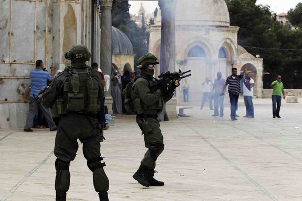القوات الإسرائيلية تقتحم المسجد الأقصى