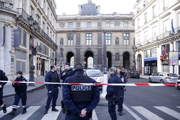 الكشف عن هوية المصري منفذ هجوم "اللوفر"