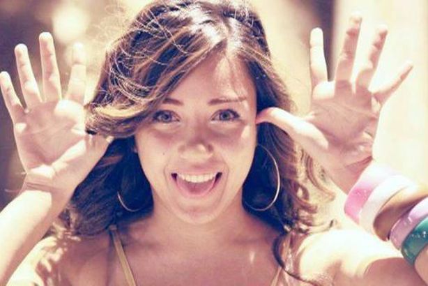 شاهد.. قبعة سارة سلامة تفضحها أمام الجمهور