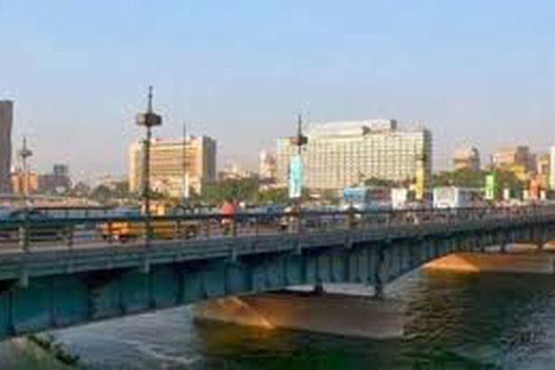 سلاسل بشرية أعلى كوبري قصر النيل للاحتفال بعيد ميلاد البرادعي