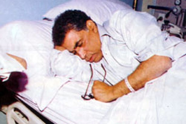 طبيب الفنان أحمد زكي يفجر مفاجأة حدثت قبل وفاته