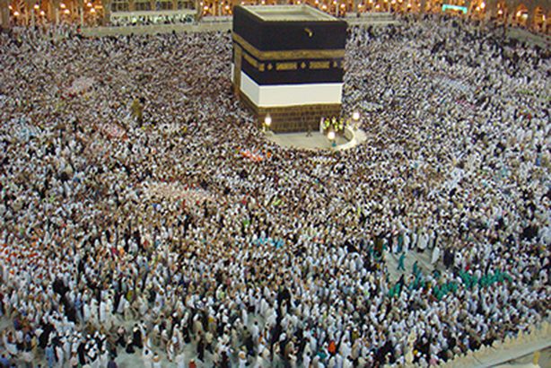 بالفيديو: بكاء مؤثر لإمام المسجد النبوي أثناء قراءة "الفاتحة"