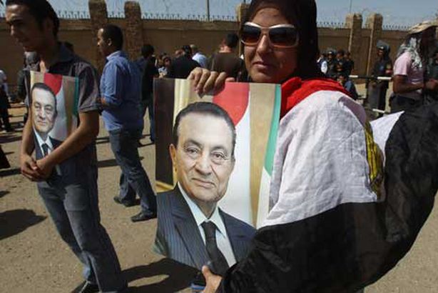 شاهد كيف أحيا أنصار مبارك ذكرى عيد القوات الجوية