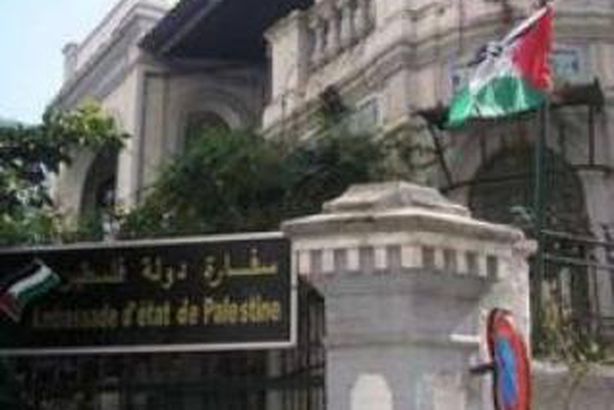 وقفة احتجاجية لسياسيين أمام السفارة الفلسطينية لدعم غزة