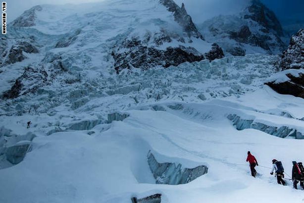 شاهد.. انسجام جبال الألب الفرنسية مع الجليد