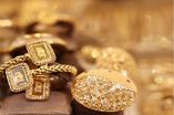 الوكيل الإخباري-   بلغ سعر بيع غرام الذهب عيار 21، الأكثر رغبة من المواطنين في السوق المحلية، الاحد، عند 79.10 دينار لغايات البيع من محلات الصاغة، مقابل 76.10 دينارا لجهة الشراء.
