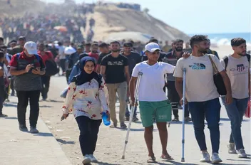 آلاف النازحين العائدين إلى ديارهم المدمرة في غزة