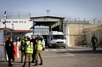 بدء نقل الأسرى الفلسطينيين من سجون إسرائيلية إلى مرافق الإفراج
