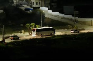 الاحتلال يمنع سفر أقارب الأسرى المبعدين إلى الخارج