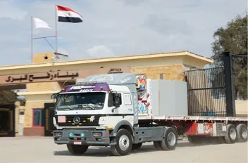 شاحنة تتحرك من قطاع غزة عبر معبر رفح الحدودي