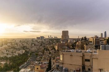 طقس لطيف الاثنين وتحذيرات من الضباب والغبار في بعض المناطق