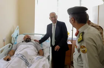تنفيذا للتوجيهات الملكية العيسوي يطمئن على صحة البطل العالمي الجنيدي والمواطن الفريحات
