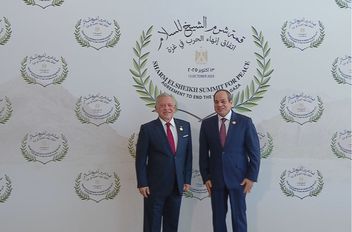 جلالة الملك عبدالله الثاني يصل إلى مقر انعقاد قمة شرم الشيخ والرئيس المصري