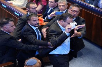 مسؤولون أمنيون يُبعدون عضو الكنيست أيمن عودة