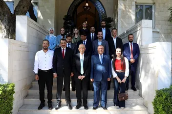 خلال لقائه وفدا شبابيا