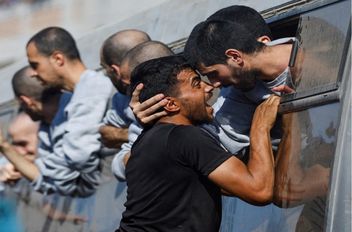 استقبال الأسرى الفلسطينيين المحررين بعد إطلاق سراحهم